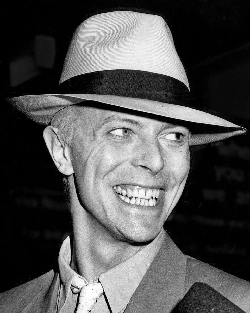 Bowie arrives in Wellington, New Zealand, November 1983.

#ThatBowieSmile