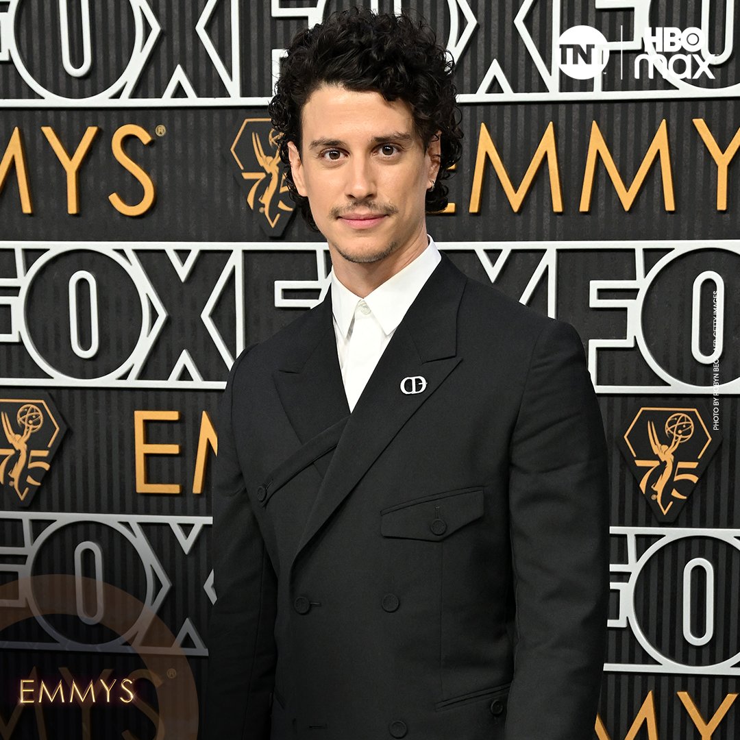 StreamMaxLA's tweet image. ¿Qué tengo que hacer para tomar vacaciones con ellos? #EmmyHBOMax #TheWhiteLotus #Emmys