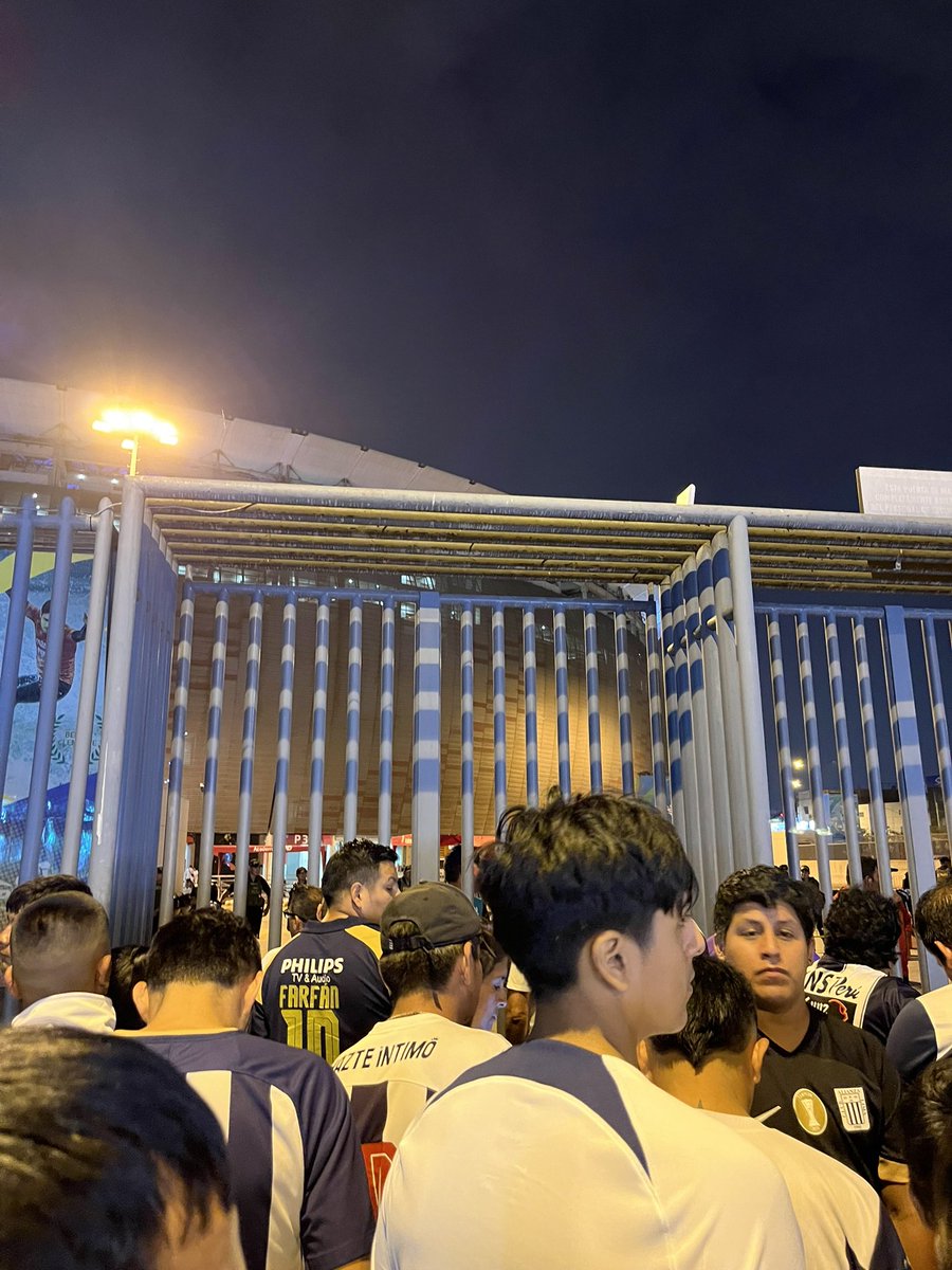 andreivalle's tweet photo. Hace 30 minutos que estamos afuera y NO NOS ABREN LA PUERTA DE SUR. Es increíble la INEPTITUD de la @PoliciaPeru https://t.co/JFLpHpX4M0