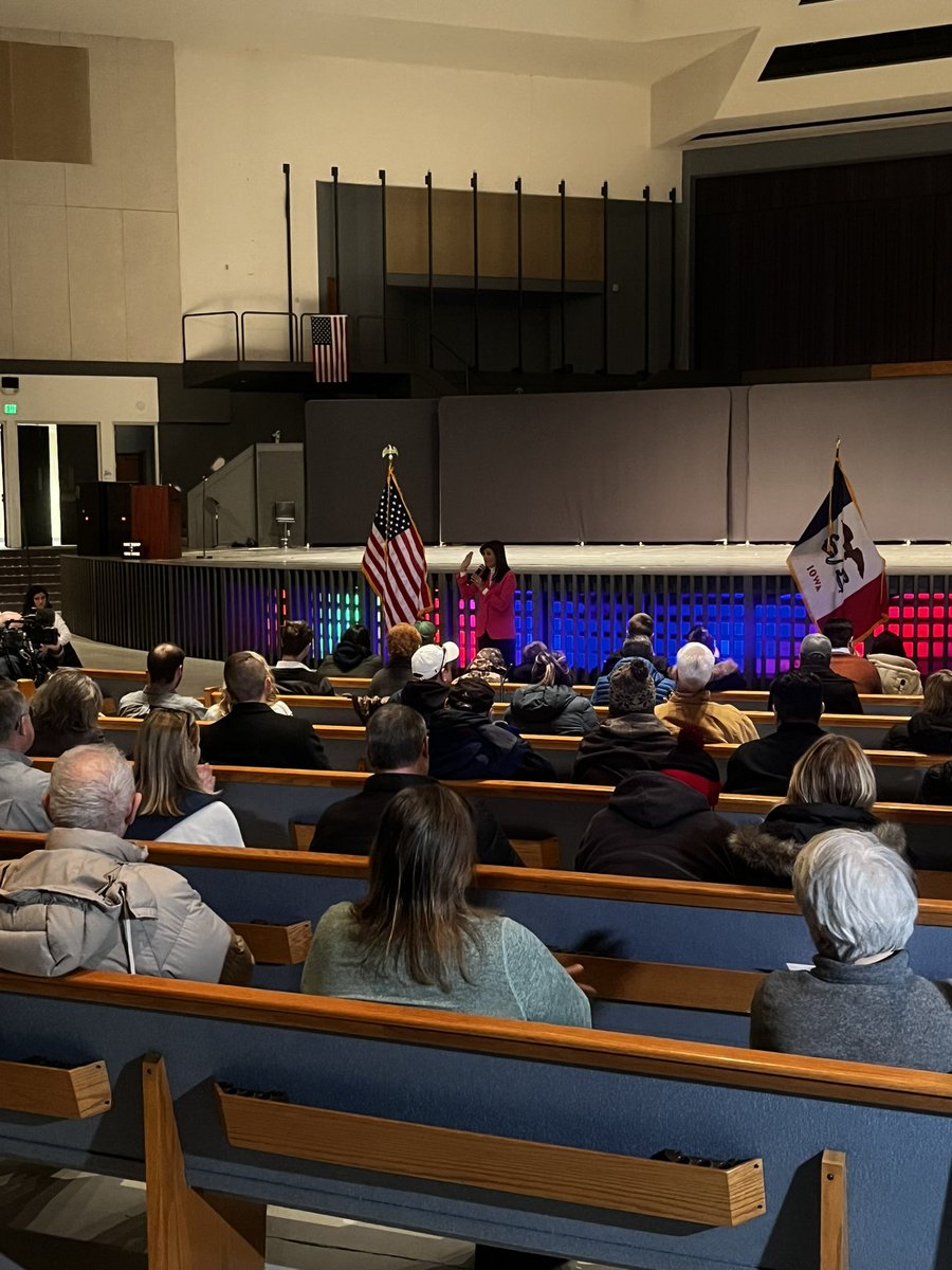 IACaucusProject's tweet image. Nikki Haley has arrived! #iowa #iowacaucus #Nikki