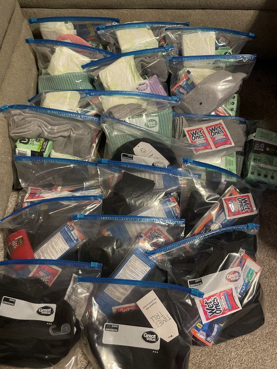 EricaMcCord4's tweet photo. Day of Service 
Baggies for the Homeless 
#DrMLKJr #KingDay2024 #IfYoureBlessedBeABlessing https://t.co/Ghq7BBAjOz
