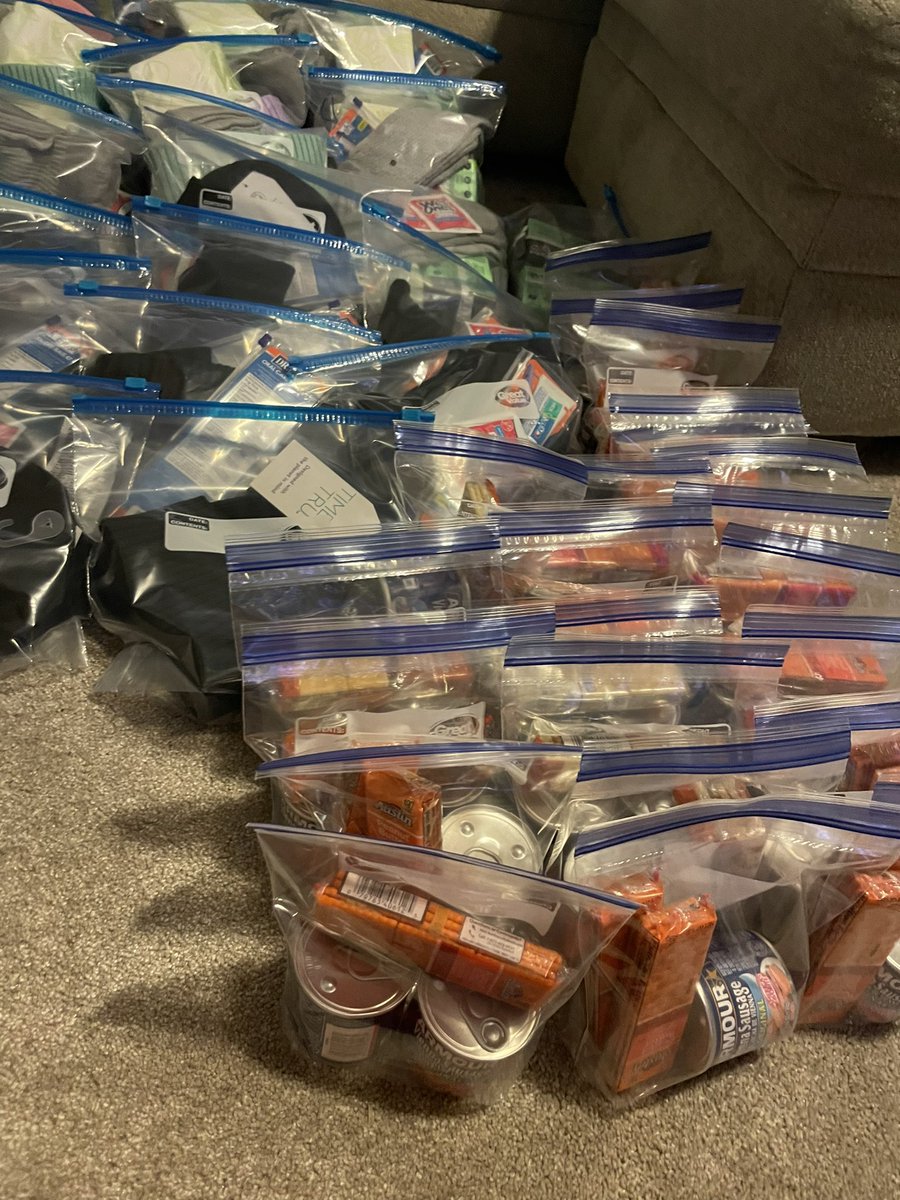 EricaMcCord4's tweet photo. Day of Service 
Baggies for the Homeless 
#DrMLKJr #KingDay2024 #IfYoureBlessedBeABlessing https://t.co/Ghq7BBAjOz