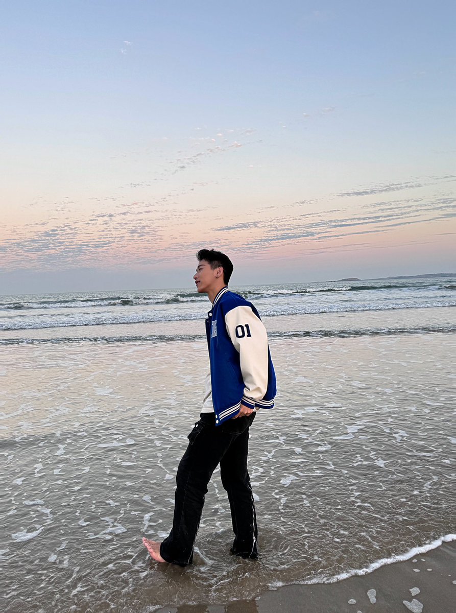 Feng10191019's tweet photo. 天���开心🌊 https://t.co/K6jfMQtRtw