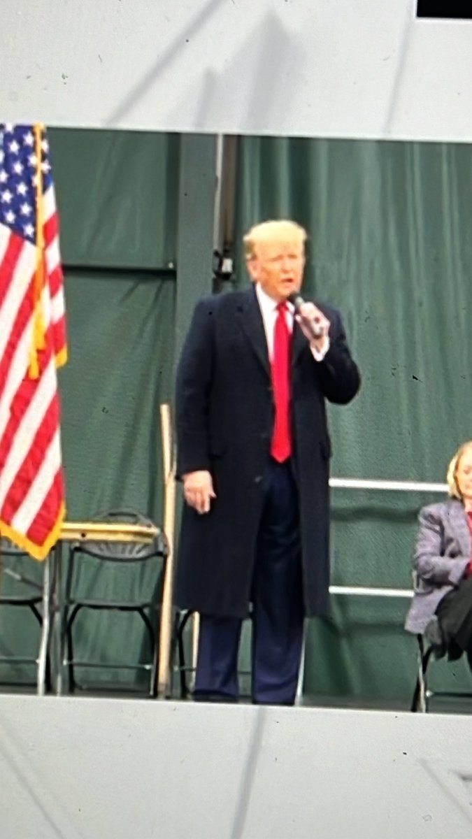 ribbles's tweet photo. Donald Trump's dumb tie. He is wearing it too long! https://t.co/NVCQ5TDFfJ