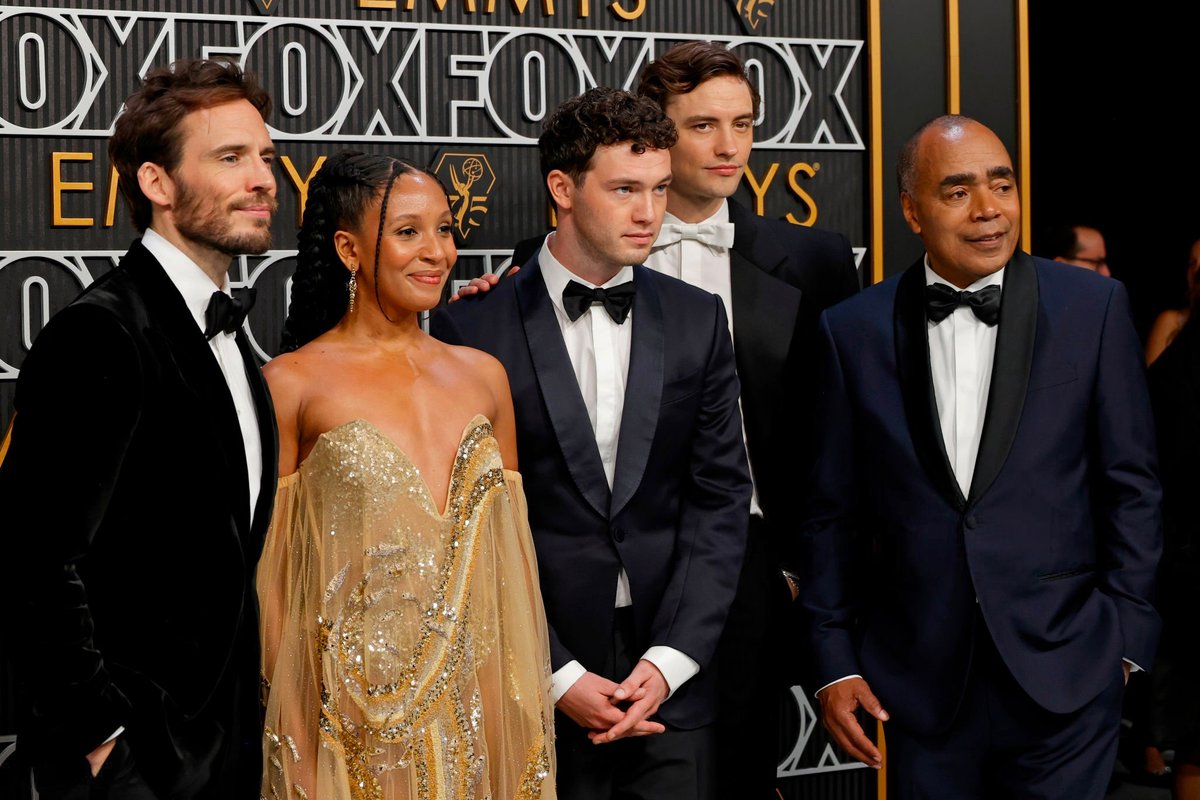 samclaflincom's tweet photo. Sam Claflin at the 75th Primetime Emmy Awards #Emmys https://t.co/5dJwupXR6x