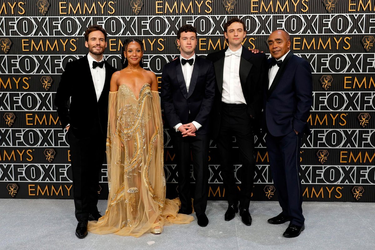 samclaflincom's tweet photo. Sam Claflin at the 75th Primetime Emmy Awards #Emmys https://t.co/5dJwupXR6x