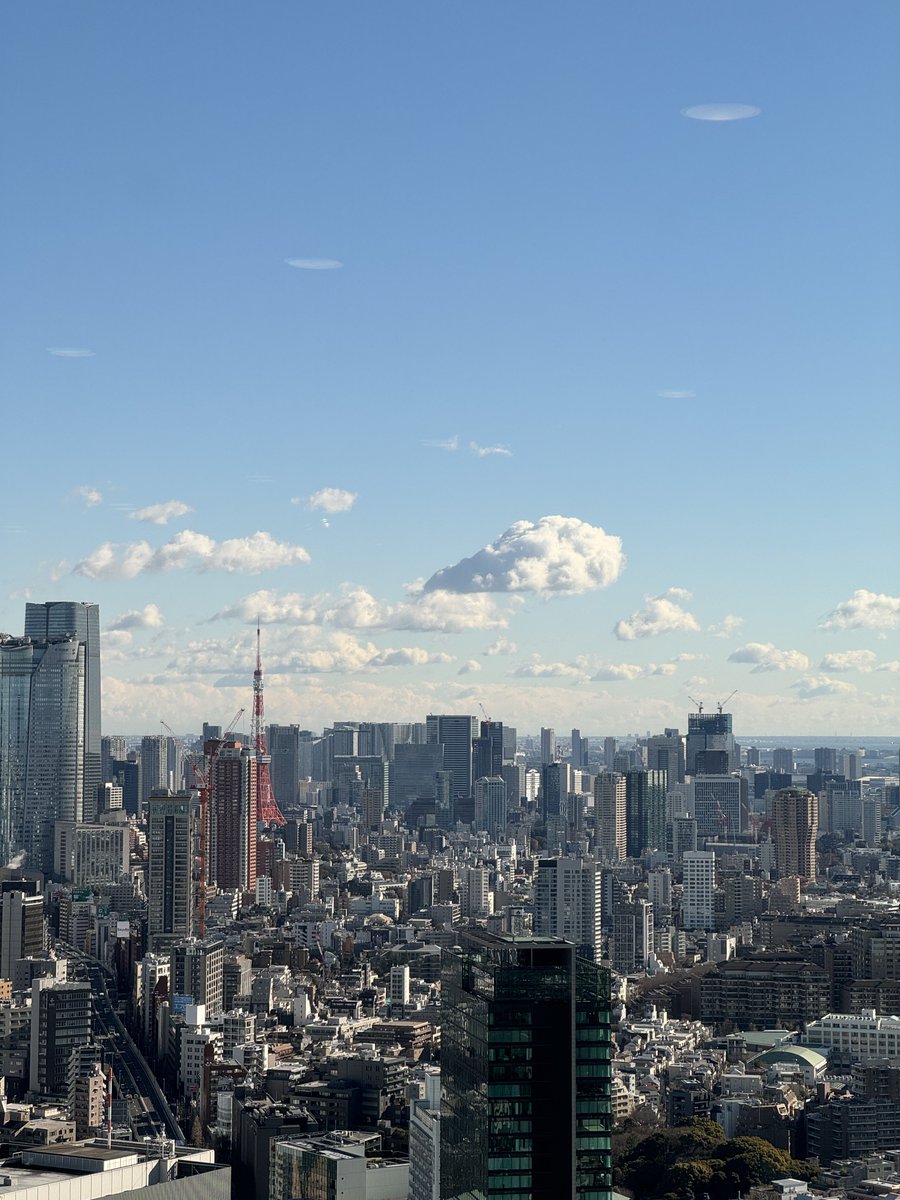 ka_nishida's tweet photo. 筋斗雲みたいな雲あってテンション上がった！
今日の渋谷は気持��の良い晴れです！ https://t.co/zAdY4ImMry
