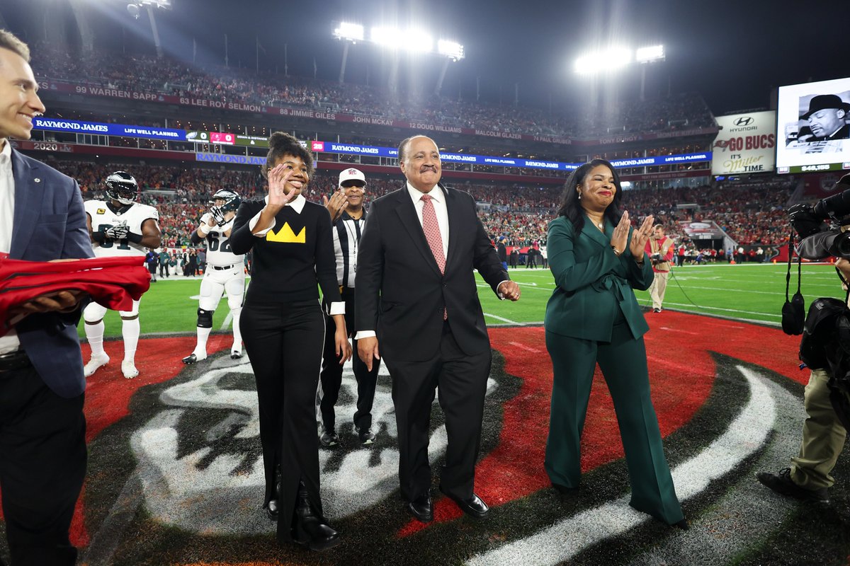 NFL's tweet photo. Tonight's honorary captains❤️
Yolanda Renee King, @OfficialMLK3 and @ArndreaKing are launching the #RealizingTheDream campaign, celebrating Dr. King’s legacy of service and encouraging the public to contribute 100 million hours of volunteerism over the next 5 years. #MLKDay https://t.co/r1xqugYPJR