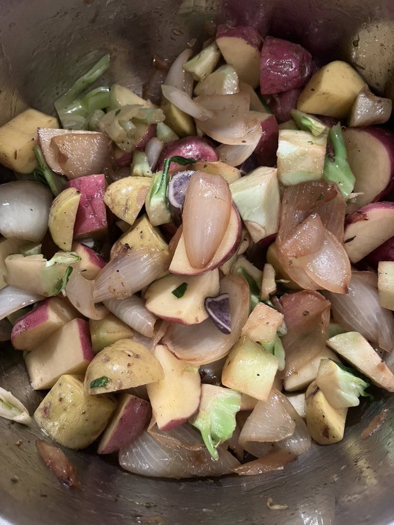 ewelannawhite's tweet photo. don’t care+didn’t ask+making a big soup rn https://t.co/jTdwwKk3TO
