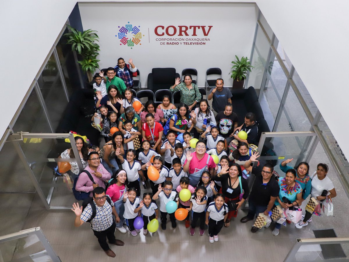 cortv's tweet photo. ✨ ¡Así iniciamos la semana en #BimBomba! ✨

#𝗔𝗻𝗴𝗶𝗲 y #𝗖𝗼𝗳𝗳𝗶𝗲 recibieron a las y los alumnos de 2° y 3° grado de la 𝗘𝘀𝗰𝘂𝗲𝗹𝗮 𝗣𝗿𝗶𝗺𝗮𝗿𝗶𝗮 "𝗥𝗲𝘀𝘂𝗿𝗴𝗶𝗺𝗶𝗲𝗻𝘁𝗼" de Reyes Etla, en esta tarde llena de diversión y aprendizaje. 🤩 https://t.co/NNnjhHh7hV