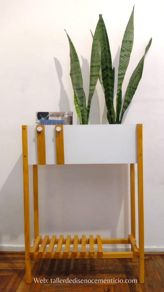 Nuevo Producto Porta macetas alto estilo nórdico con estante de madera emparrillado🪴
Incluye accesorios personalizados móviles 👈🏻 hechos a mano.

Gracias por apoyar nuestro emprendimiento y por tu RT 🙌🏻❤️
#entretodos #emprendedores
#macetas #plantas #decoración