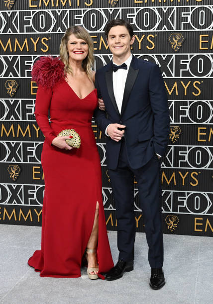 EvanPetersBR_'s tweet photo. Ele levou a irmã dele 🥹🫶🏻

Evan e Michelle Peters no red carpet do #EmmyAwards https://t.co/XRHZLWp4Tr
