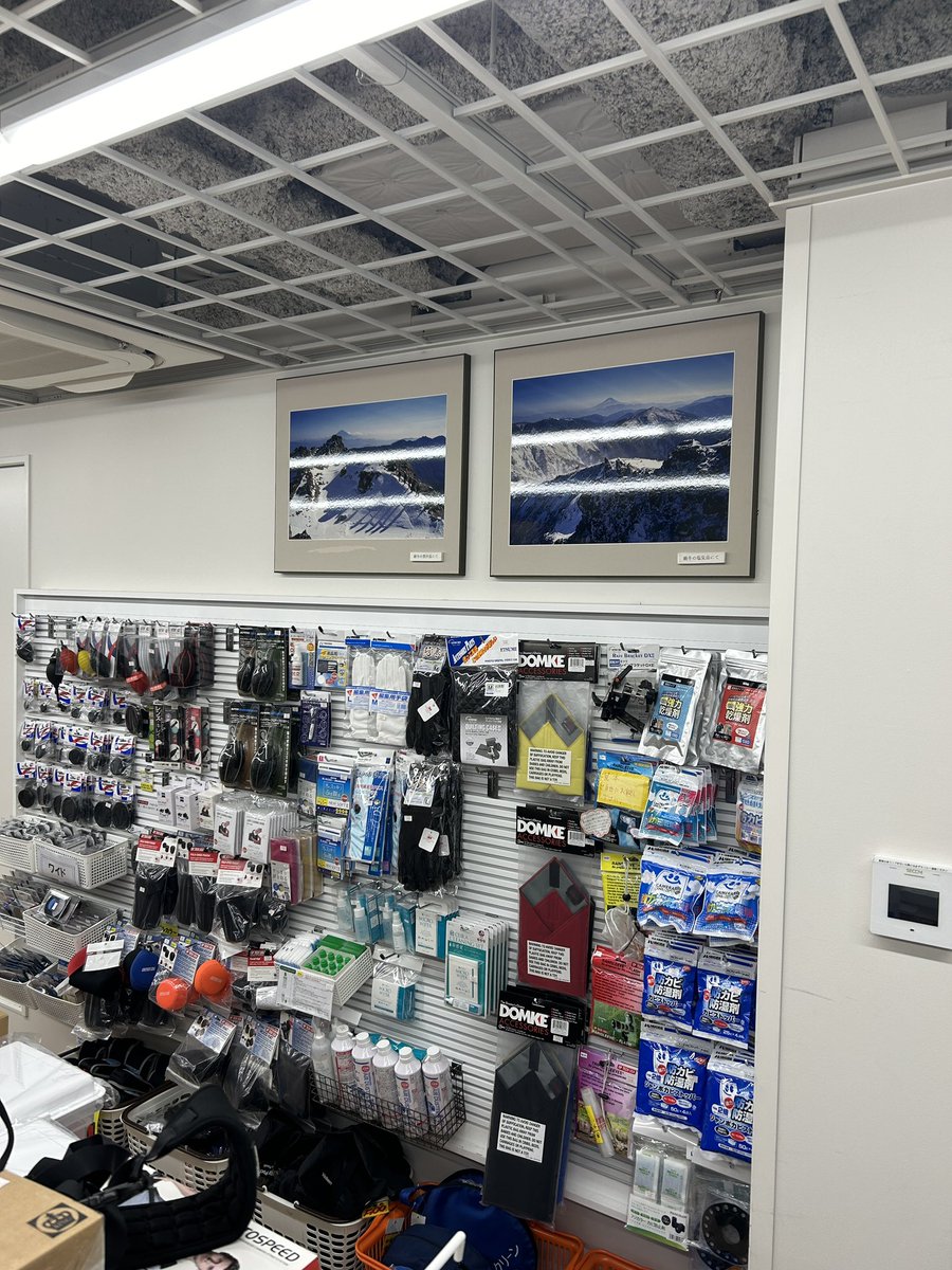 fujiyacamera_yh's tweet image. 用品館入り口すぐのところにLAMDA佐久間社長の写真を飾らせていただいてます！

#LAMDA 
#Fujiyacamera
#用品館
#三脚