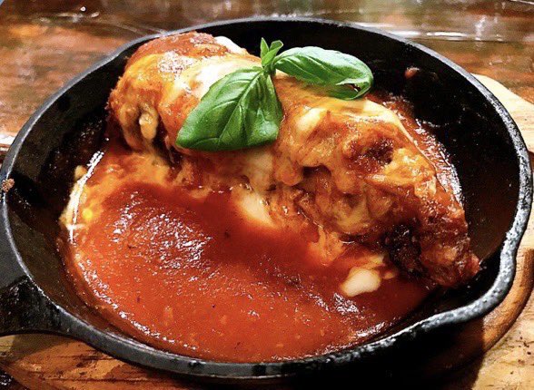 bobs_ribs's tweet photo. 本日の日替わりランチは
「チキンパルメザン ランチ」
¥1,300(税込)です。　
鶏胸肉にパルメザンチーズとパン粉をまぶしてサクッとフライし、トマトソースと合わせたイタリア系アメリカンの定番料理。
ボリュームたっぷりです🙆‍♂️
サラダ、ライス、スープ付き
数量限定です。 https://t.co/XZ5zNR268V
