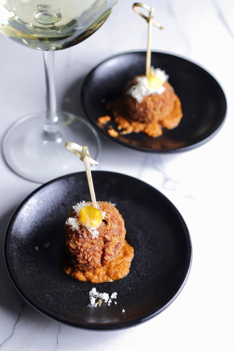 FoodandTravelMX's tweet photo. Como una de las ciudades que estarán en la Guía Michelin México, Oaxaca está siendo explorada por el equipo del restaurante #BonAmb, con la hospitalidad de la cocinera tradicional @olgacabreraOax como anfitriona. https://t.co/Ch1zdJLJLB