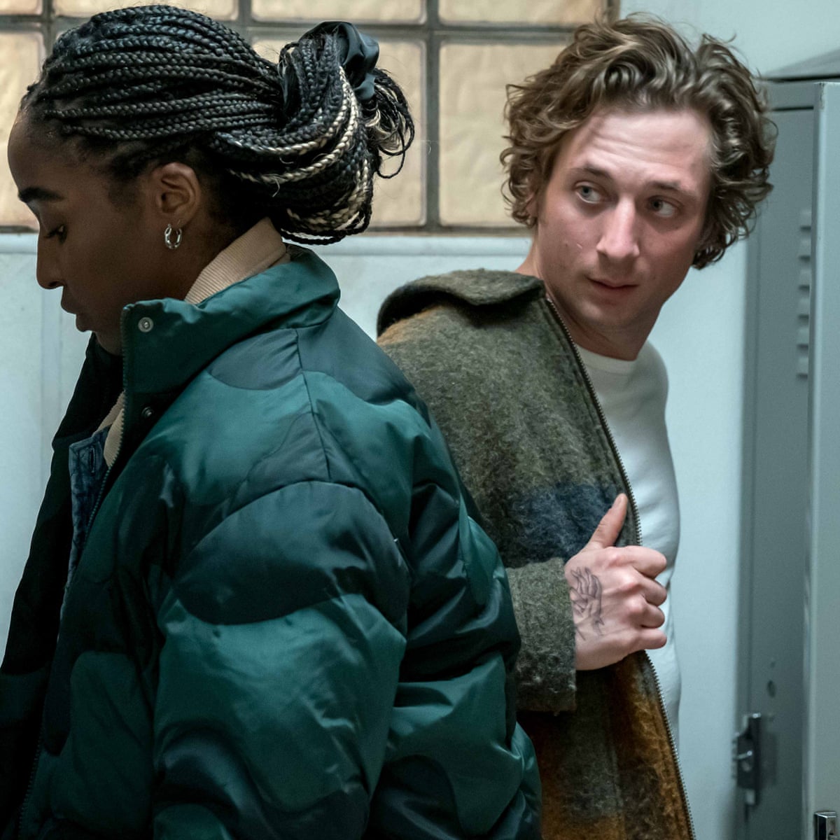 Hace una semana Jeremy Allen White y Ayo Edebiri ganaban el Globo de oro a mejor actor y actriz por THE BEAR. 

Acaban de ganar ambos ahora el EMMY ❤️🏆