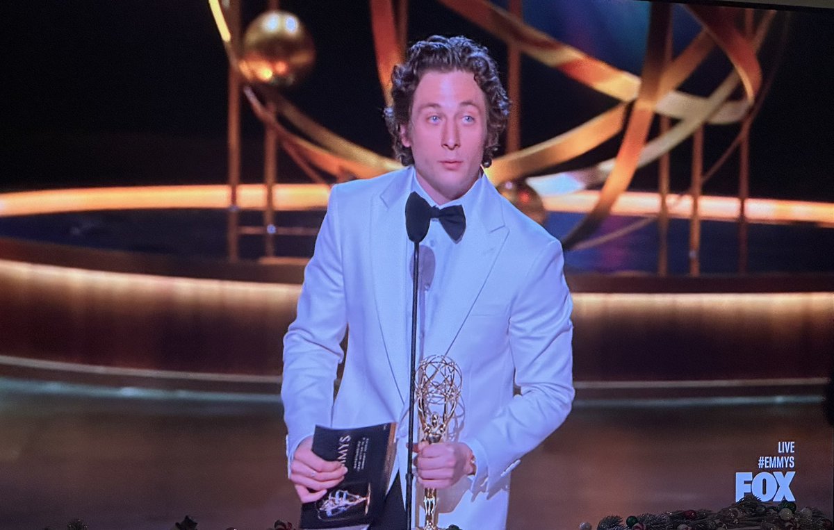 Yet another trophy for #JeremyAllenWhite 

Lead in a movie when?

#Emmys
#TheBear