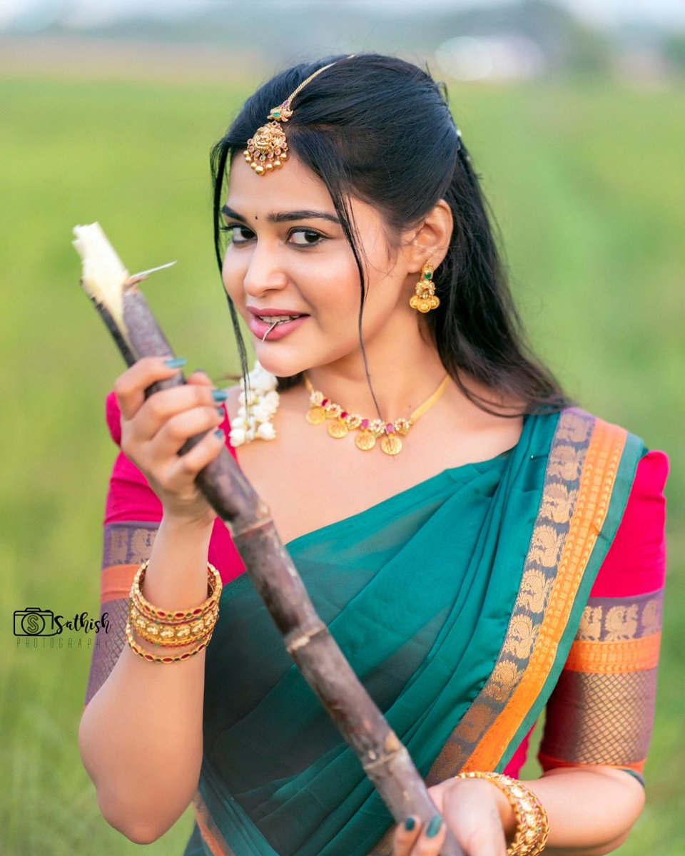 6101978R's tweet photo. மாட்டுக்கும் பொங்கல் நல்வாழ்த்துக்கள்.. உணவு
மனிதனுக்கும் பொங்கல் உணவு
மாட்டுக்குப் பொங்கல் மகிழ்ந்து ஊட்டும்
மங்கை மஞ்சள் பூசுவது அழகு
மஞ்சள் பூசி மருக்கொழுந்து மதுரைக் கதம்பம் சூடி
��ண்டாங்கிச் சேலை கட்டி கரும்பைக் கடித்து அவள் வாரயிலே
கரும்பாய் இனிக்குது மாமன் மனசு.
@Arthii1519 https://t.co/Dv6fnFcFHA