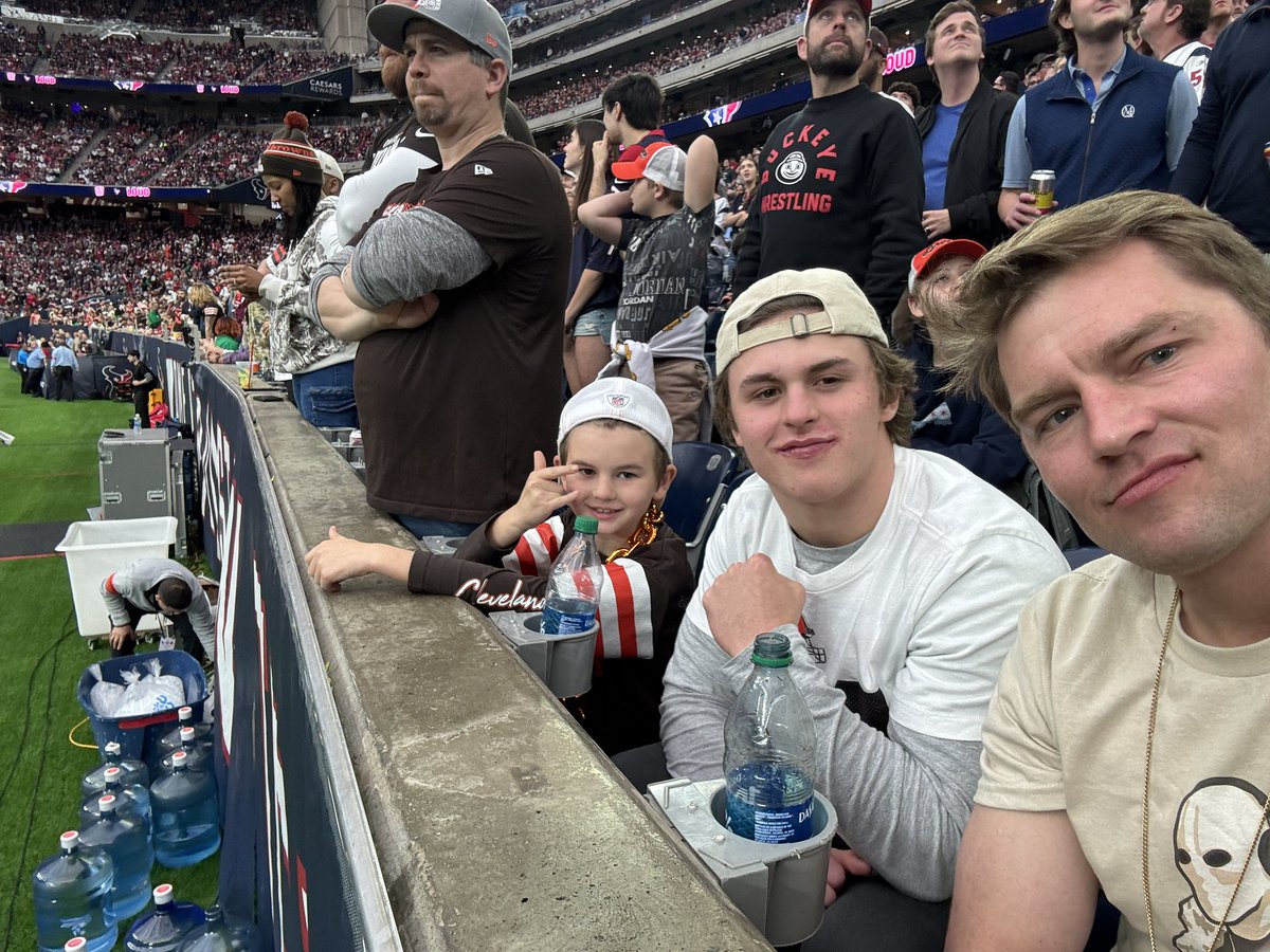 ZachRogel's tweet photo. @David_Njoku80 thanks! Made a memory for me and my boys. One of my all time @Browns https://t.co/kSMeZcqsVI