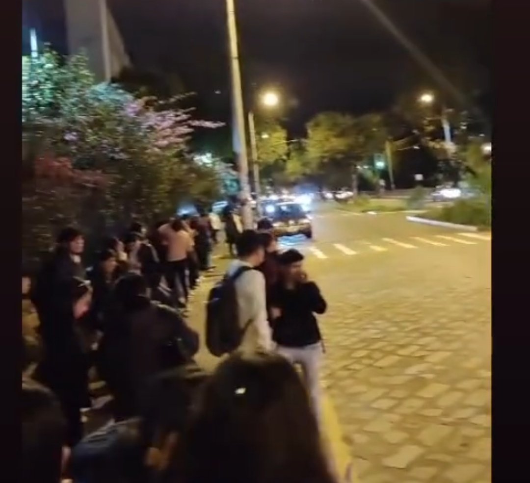 PRENSAVirtual_'s tweet photo. #Cuenca// [Denuncia Ciudadana]
No hay transporte público, los y las  estudiantes NO PUEDEN REGRESAR A SUS DOMICILIOS.
@goberazuay @emov_ep
@czamoramatute @ctccuenca

Vía: @FEUECuenca https://t.co/LNnWqJtm1O