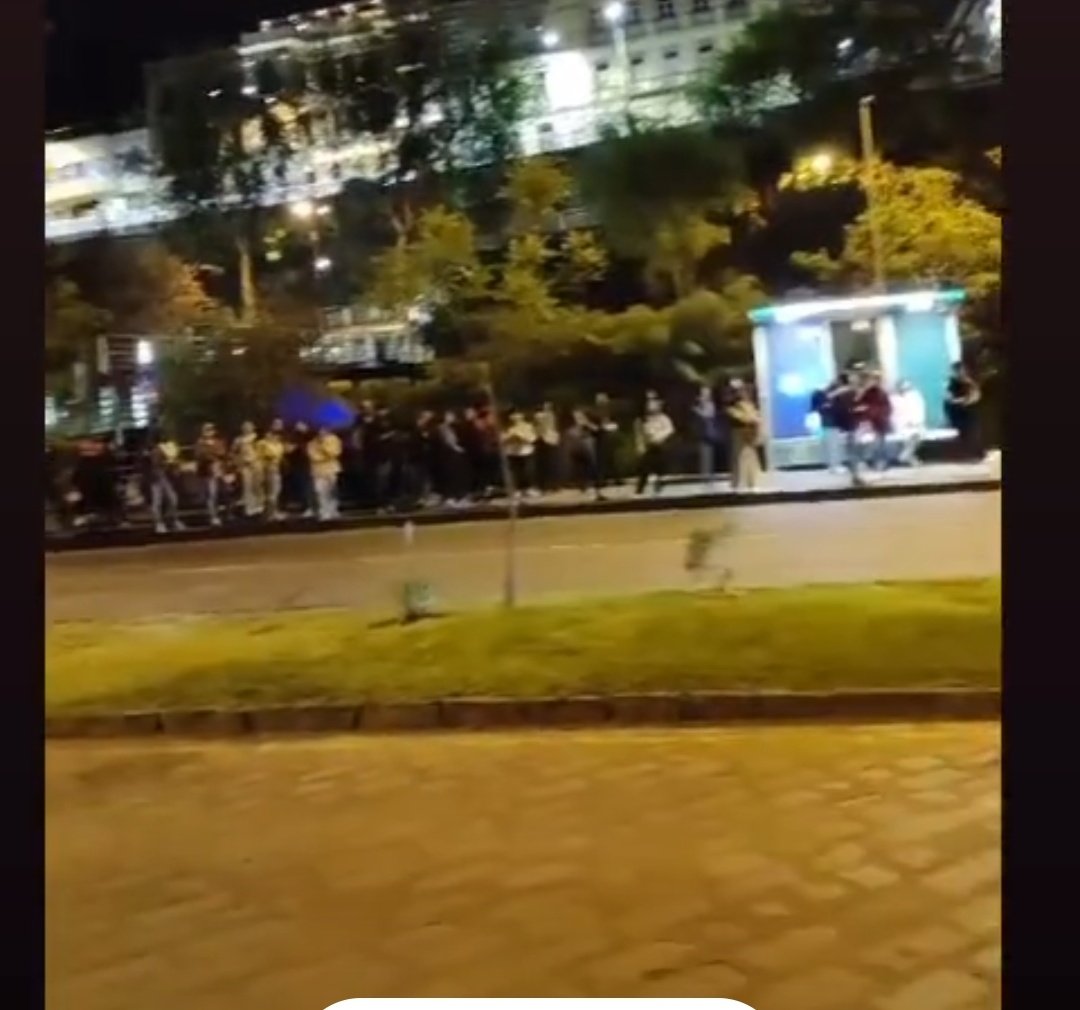 PRENSAVirtual_'s tweet photo. #Cuenca// [Denuncia Ciudadana]
No hay transporte público, los y las  estudiantes NO PUEDEN REGRESAR A SUS DOMICILIOS.
@goberazuay @emov_ep
@czamoramatute @ctccuenca

Vía: @FEUECuenca https://t.co/LNnWqJtm1O