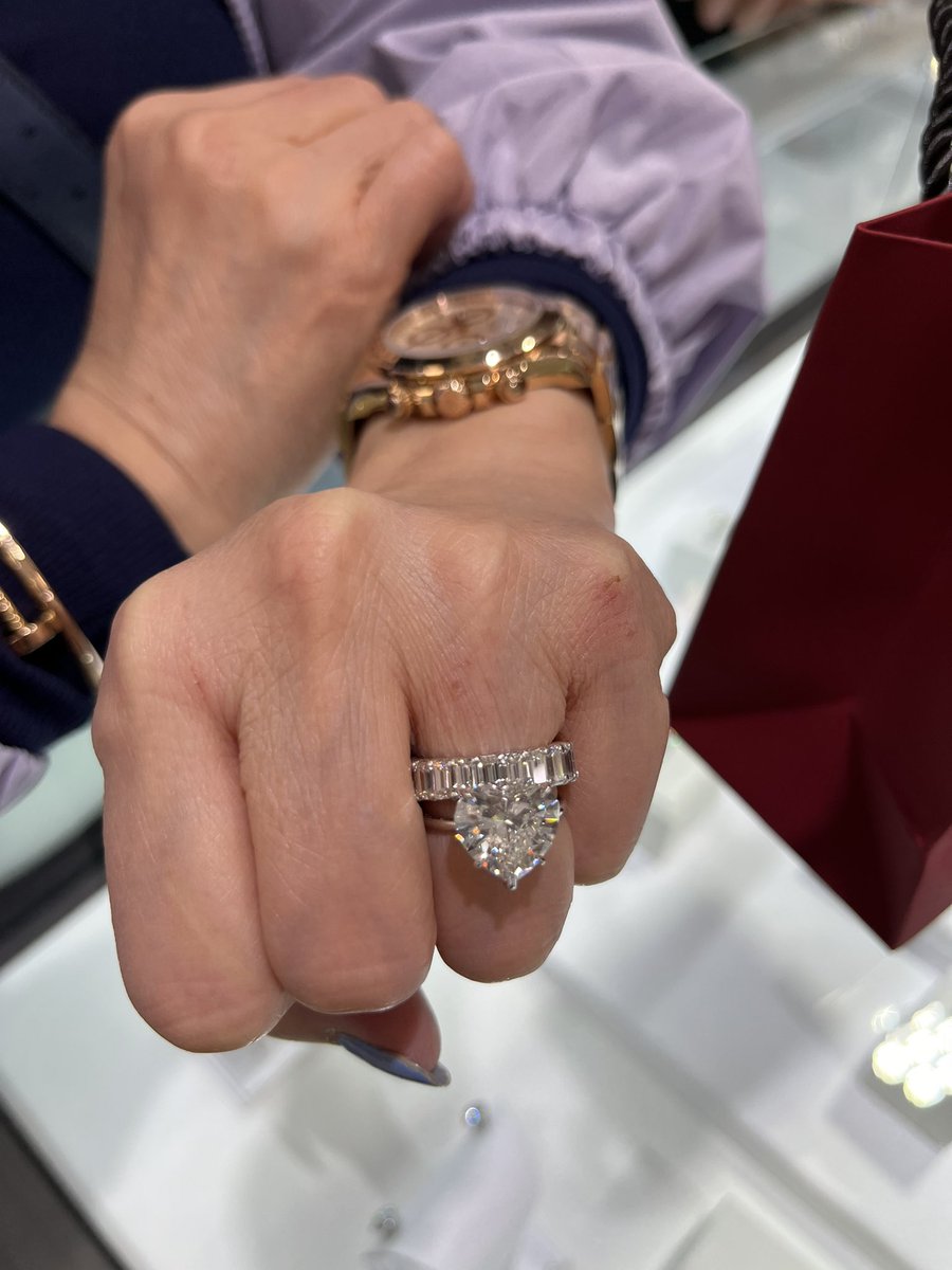 Sold.

#weddingbands #heartdiamond #engagementringideas #bride #diamondjewelry #jewelrydesign #rosegolddaytona #daytonarolex