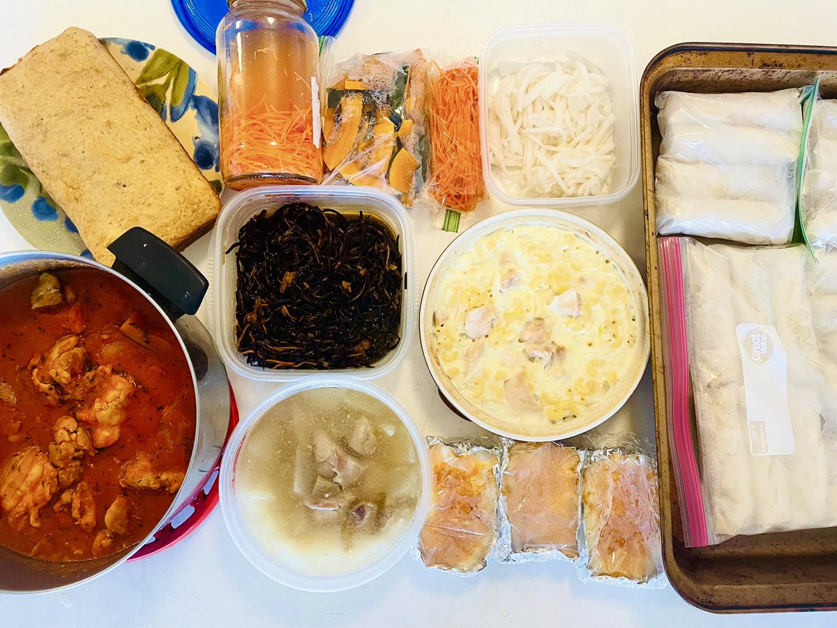 ken_nobuyoshi's tweet photo. 毎週恒例、妻と作り置き👨🏻‍🍳👩🏻‍🍳

南瓜とチキンのトマト煮、大根と鶏の煮物、ひじき煮物、グラタン、カット野菜、人参のラペ、春巻き20本、バナナブレッド

以上、8種品でした😆🙌
今週は平日が４日間なので少なめです😊 https://t.co/W8pA9FeWNh