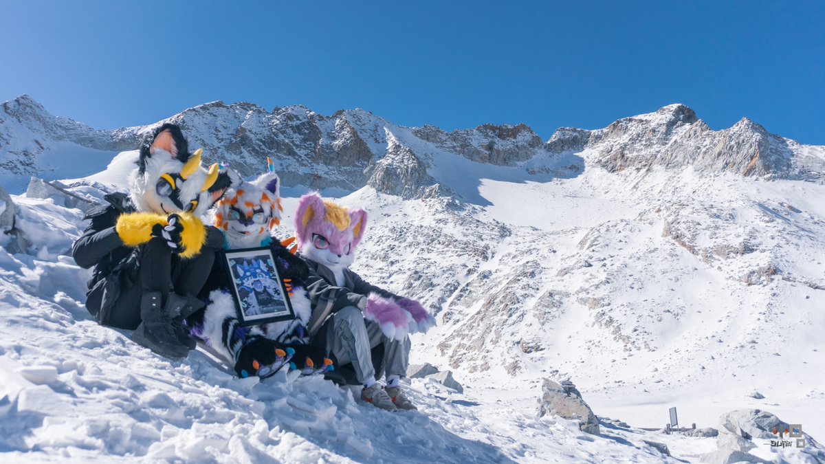 川西秘境·达古冰川
海拔4860米带来的震撼
雪山和冰川，连同结冰的山顶湖泊，寒风呼啸~
太酷了，无与伦比

📷：@yekevin15
出镜：映昼，玄川，戍维

#FursuitEveryday