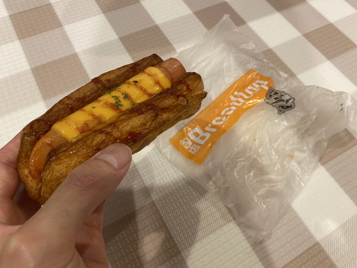 Cafe_traveller's tweet photo. Breadtopのソーセージロールオススメです🌭うますぎ😱
#breadtop #sausageroll #Melbourne #Australia https://t.co/i551J2LYj8