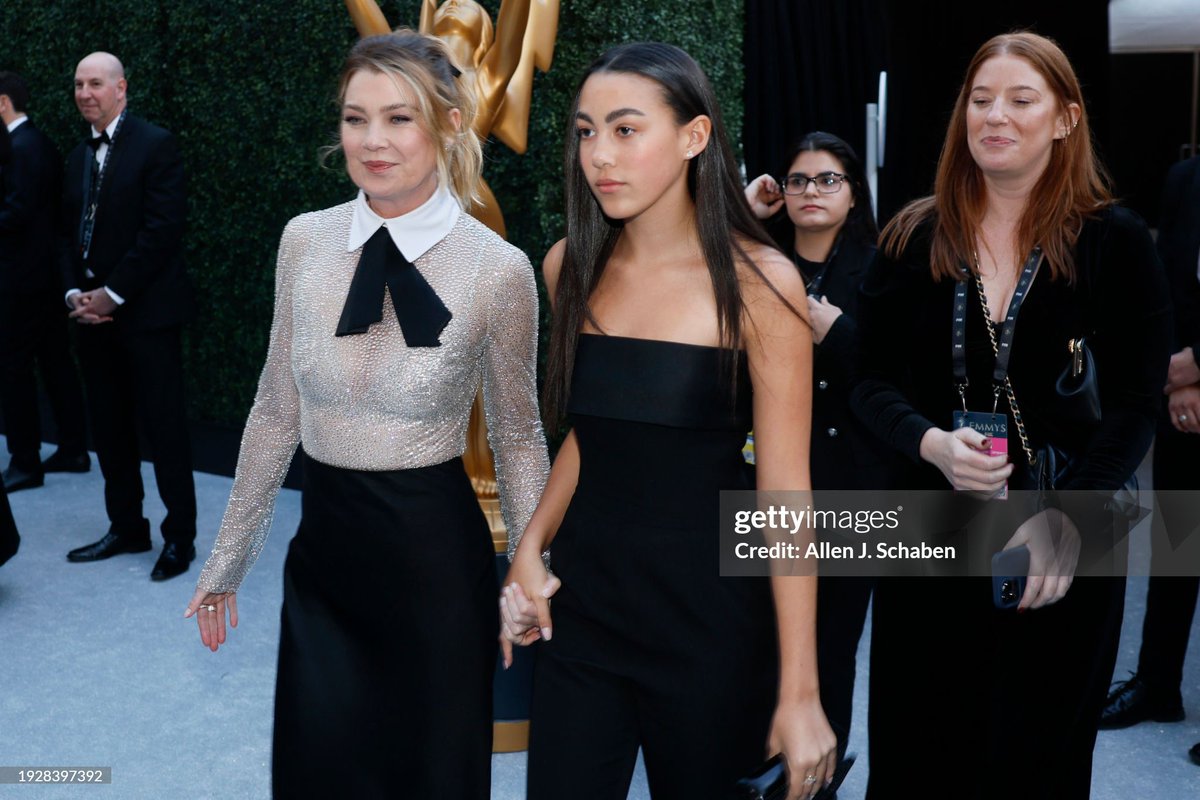 ellenpbrazil's tweet photo. AMORES! Ellen Pompeo ao lado da sua filha Stella no #EMMYs, que está acontecendo agora, em LA. ✨ https://t.co/VbtWD1sFa6