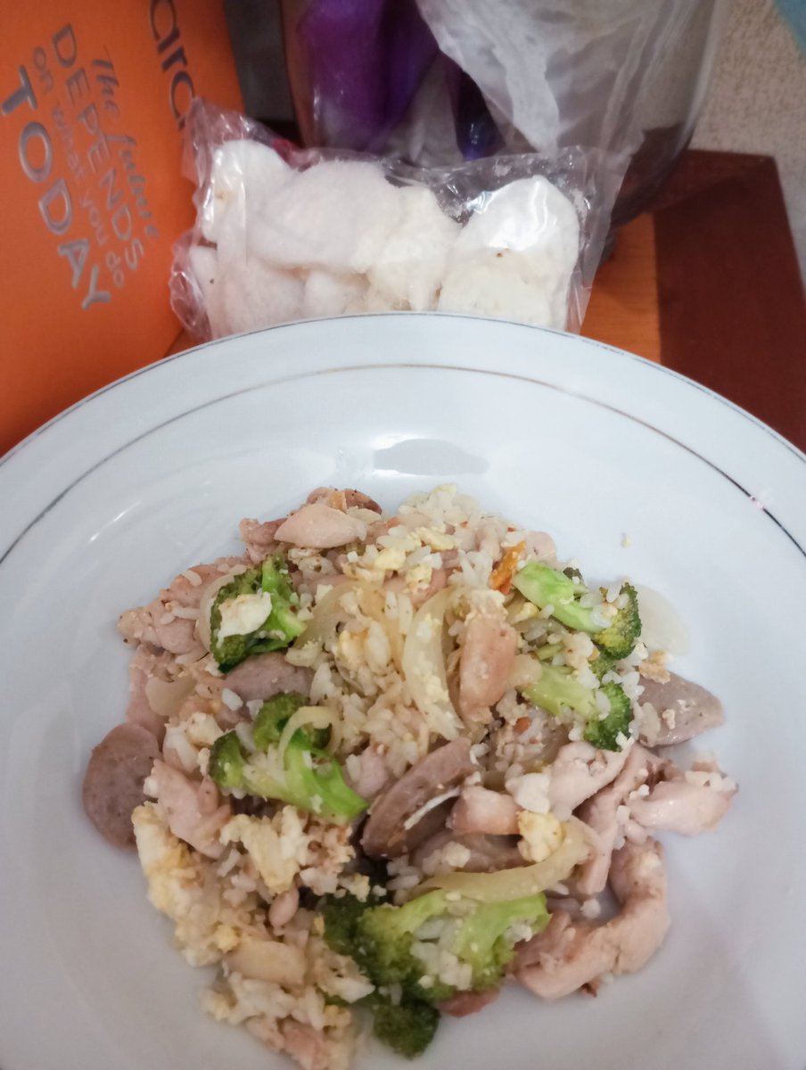 NPingitz's tweet photo. Masih banyak cara mensyukuri pagi
.
Memanfaatkan nasi lebih yang tinggal beberapa sendok menjadi sarapan istimewa
.
Mari sarapan πππ
______++
#nasgor
#telor #ayam #baso #brokoli https://t.co/qWsi5Vo82N