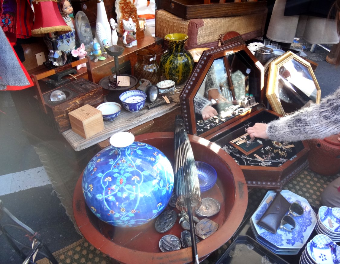 「東京 世田谷でのボロ市、400年続いているらしい。屋台も出ていて想像以上にボリュ」|まみたのイラスト