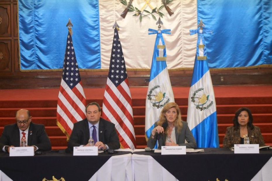 Sandra_JovelP's tweet photo. Mi obligación es la fiscalización y parece ser que tenia razón, funcionarios de los Estados Unidos de America en una conferencia de prensa utilizando el Salón Banderas del Palacio Nacional.  Guatemala no puede permitir este tipo de intimidación. Y por cierto hay un dicho que reza: "explicación no pedida acusación manifiesta".  Guatemala 🇬🇹 NO se vende. Y velaré por el Estado de Derecho y el respeto a nuestras leyes.

@RichardGrenell @SaraCarterDC @BasedMikeLee @RussellFrySC @tedcruz