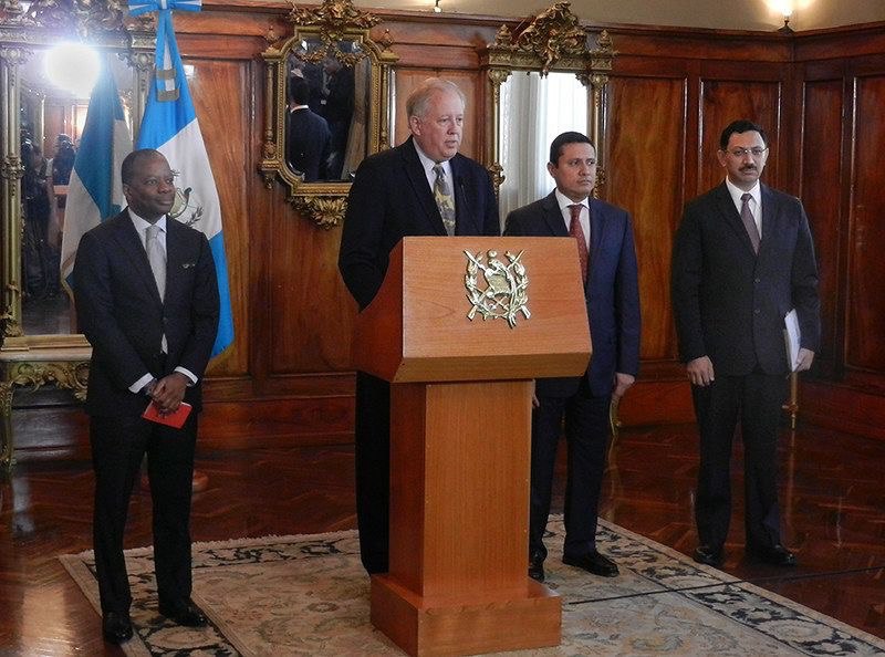 Sandra_JovelP's tweet photo. Mi obligación es la fiscalización y parece ser que tenia razón, funcionarios de los Estados Unidos de America en una conferencia de prensa utilizando el Salón Banderas del Palacio Nacional.  Guatemala no puede permitir este tipo de intimidación. Y por cierto hay un dicho que reza: "explicación no pedida acusación manifiesta".  Guatemala 🇬🇹 NO se vende. Y velaré por el Estado de Derecho y el respeto a nuestras leyes.

@RichardGrenell @SaraCarterDC @BasedMikeLee @RussellFrySC @tedcruz