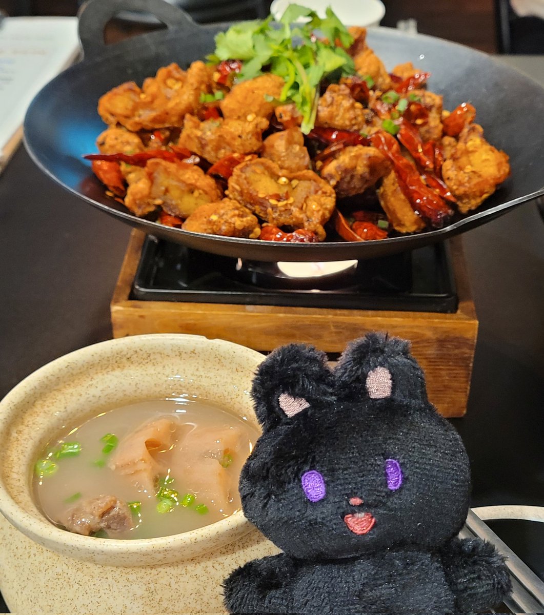 woxihuandj's tweet photo. 진정령 마도조사 덕질하는 친구들아...
> 서울 이태원 장강중류 < 무조건 가시길
연근갈비탕 한상차림이 ㄹㅇ 지존인데
연갈탕 라즈지 마파두부 양배추볶음 연유꽃빵 + 후식 아이스크림까지 한 세트임🥹🫶🏻 장담하건대 이곳에 한 번 오게 된다면 정기적으로 연갈탕을 찾게 될 것입니다 https://t.co/gex0edYWOh