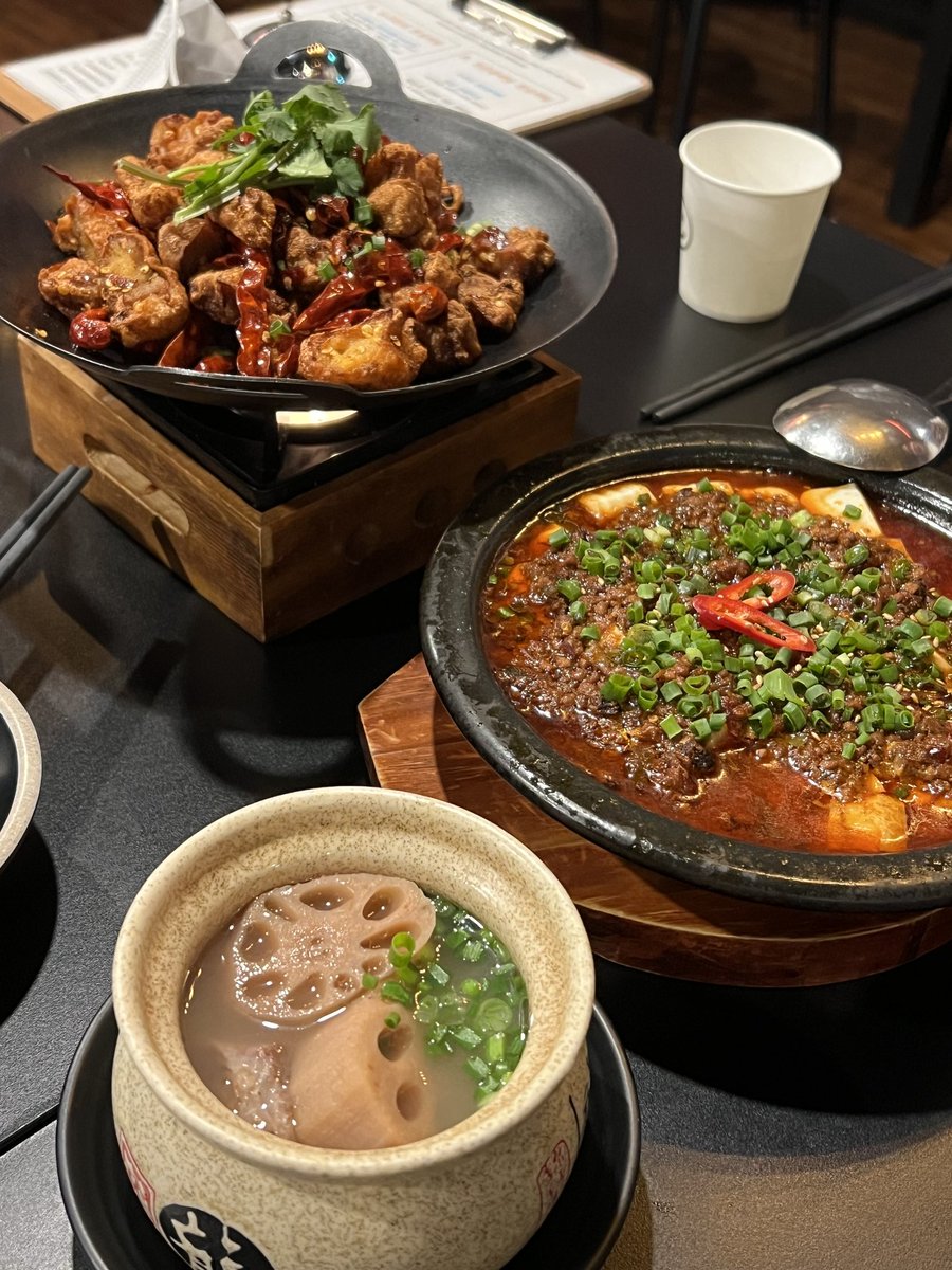 woxihuandj's tweet photo. 진정령 마도조사 덕질하는 친구들아...
> 서울 이태원 장강중류 < 무조건 가시길
연근갈비탕 한상차림이 ㄹㅇ 지존인데
연갈탕 라즈지 마파두부 양배추볶음 연유꽃빵 + 후식 아이스크림까지 한 세트임🥹🫶🏻 장담하건대 이곳에 한 번 오게 된다면 정기적으로 연갈탕을 찾게 될 것입니다 https://t.co/gex0edYWOh