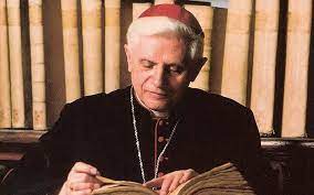 ArkangelosX's tweet photo. "TRADIDI QUOD ET  ACCEPI" (He transmitido lo que  recibí) es el epitafio de la tumba de Monseñor Marcel Lefebvre en Econ, Suiza. Tuvo 10 años de discusiones doctrinales, sobre todo con el entonces cardenal Joseph Ratzinger que resultaron inútiles. No le nombraron un obispo para consagrar sus seminaristas de la SSPX , esperando que muriera. A la Fraternidad De San Pedro FSSP tampoco se lo han nombrado en 45 años. 
En un intercambio que tuvieron sobre la doctrina,  Ratzinger dijo que "La verdad evoluciona, cambia con el tiempo". Lefebvre le contestó:"Monseñor, entonces lo veré pasado mañana para ver si su verdad ya evolucionó a la normalidad".