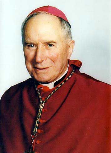 ArkangelosX's tweet photo. "TRADIDI QUOD ET  ACCEPI" (He transmitido lo que  recibí) es el epitafio de la tumba de Monseñor Marcel Lefebvre en Econ, Suiza. Tuvo 10 años de discusiones doctrinales, sobre todo con el entonces cardenal Joseph Ratzinger que resultaron inútiles. No le nombraron un obispo para consagrar sus seminaristas de la SSPX , esperando que muriera. A la Fraternidad De San Pedro FSSP tampoco se lo han nombrado en 45 años. 
En un intercambio que tuvieron sobre la doctrina,  Ratzinger dijo que "La verdad evoluciona, cambia con el tiempo". Lefebvre le contestó:"Monseñor, entonces lo veré pasado mañana para ver si su verdad ya evolucionó a la normalidad".