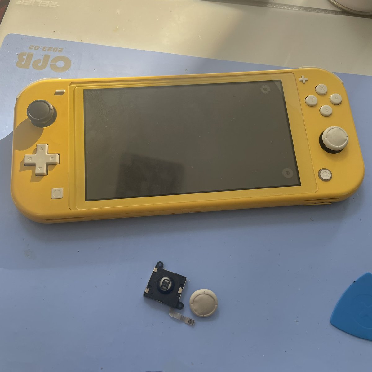 先日、Switch lightのアナログスティックが折れたとの相談が入りアナログスティックを交換させていただきました。
ゲーム修理もお任せください。
 #スマホ修理 #米子 #皆生 #倉吉 #日吉津 #PC修理 #iPhone #スマホ #android #iPad #PC #QQ修理