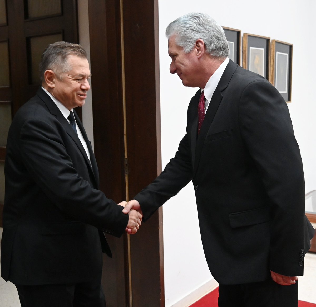 🤝| El presidente <a href="/DiazCanelB/">Miguel Díaz-Canel Bermúdez</a> recibió hoy en el Palacio de la Revolución a Sergei Glaziev, titular de Integración y Macroeconomía de la Comisión Económica Euroasiática.

#Cuba 🇨🇺 #Rusia 🇷🇺