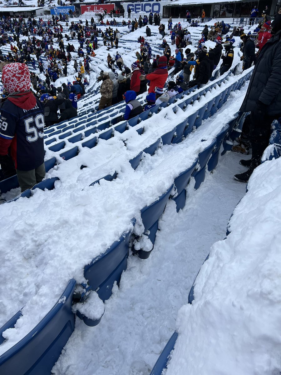 MarisaVeeBee's tweet photo. @J9Talley My seats in 106 and then my brother’s seats in 306 🤦🏻‍♀️🤦🏻‍♀️🤦🏻‍♀️ cold beers at least! https://t.co/mU5gb6GEvC