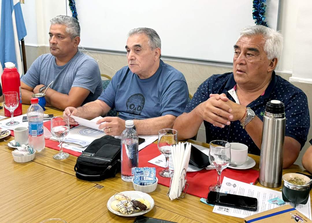 CronicaSindicaL's tweet photo. #FEMPINRA #CARTADOCUMENTO La Federación Marítima Portuaria y Naval que lidera JUAN CARLOS SCHMID rechazo por CD intimidación de PATRICIA BULLRICH de pagar costos de seguridad de la marcha a Tribunales del 27/12. @FeMPINRATv @Guincherosok @CATT_Prensa
https://t.co/utKJ9UqKF9 https://t.co/DuIrxH5k25