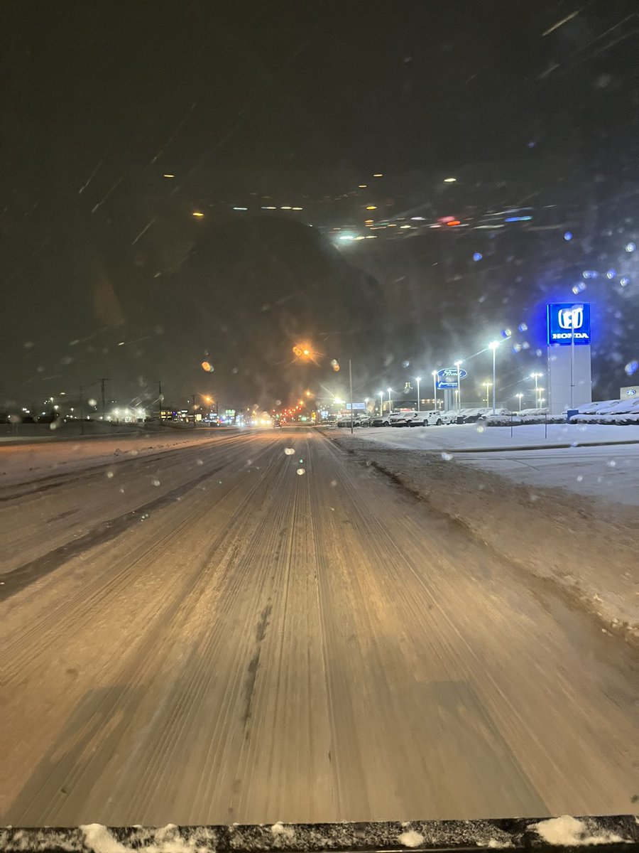 MiketotheDunham's tweet photo. South Highway 27 in Somerset Kentucky 9 PM. We’ve been plowing snow all day and you can definitely feel the temperature dropping. The roads are solid ice. @Kentuckyweather @JimWKYT #wkyt #weatherwatcher https://t.co/Wwp0iJKc9x