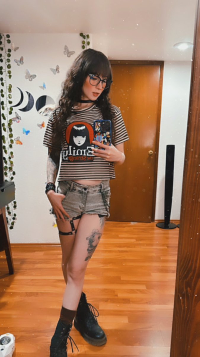 ella_lug0si's tweet photo. Ando toda volada con mi playera de Emily the Strange🫵🏻♥️
La más fan yo.🐈‍⬛ https://t.co/jgxzUgxJVH