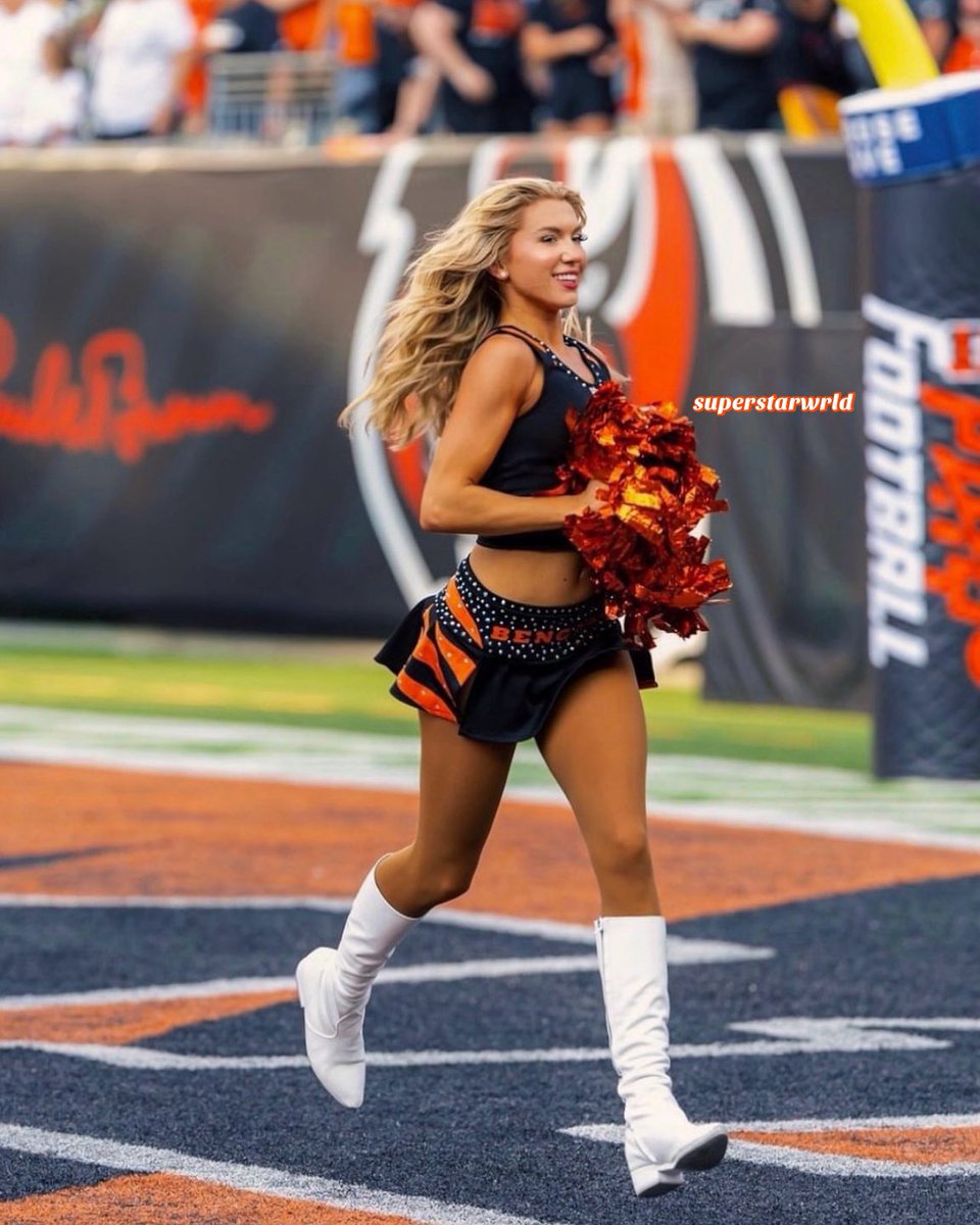 superstarwrld's tweet photo. Her passion for sports, dance, and cheerleading and her hard work and dedication landed her her dream job being a nfl cheerleader cheering on her favorite team the Cincinnati Bengals while watching them ball out on the field every week

Roleplay account/no affiliation 21+ https://t.co/kgd2CAgBSD