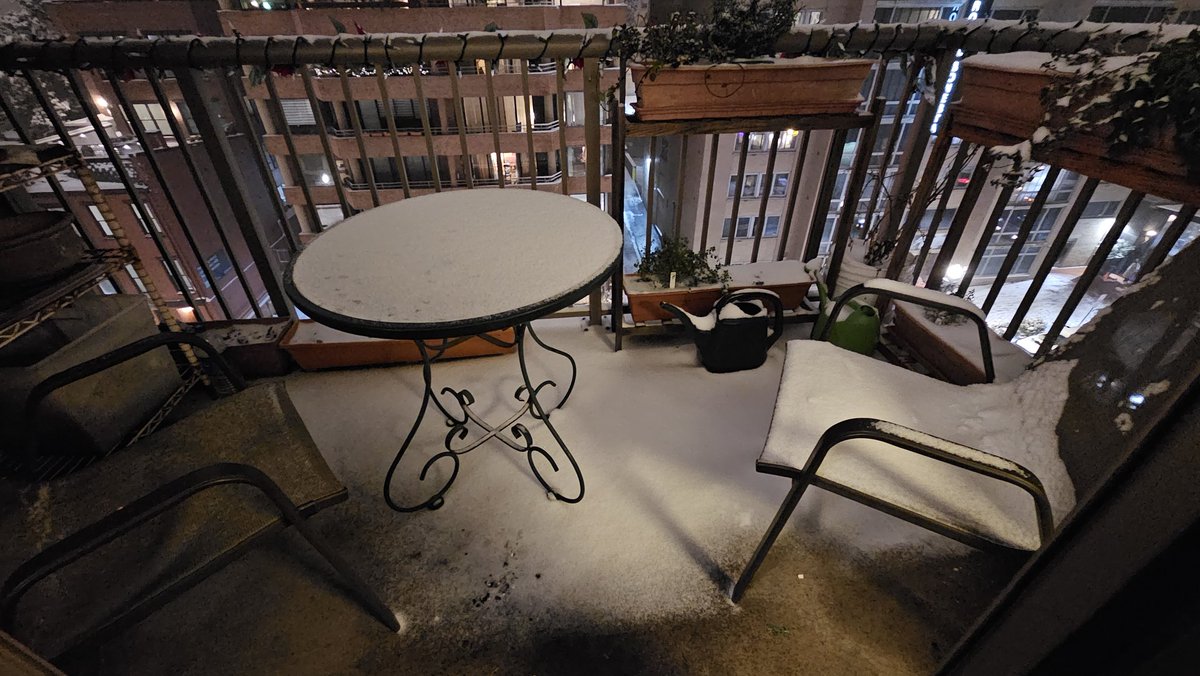 CapitalJeff's tweet photo. Monday night. Still snowing. #wusa9weather #dupontcircle #dcwx #snowdoom @KaitlynMcGrath @TenaciousTopper @MakaylaLuceroWX @MiriWeather @capitalweather @HillaryHowardDC @hbwx @FitzFox5DC @Conthescene @PoPville https://t.co/Eyh4V2AS5t