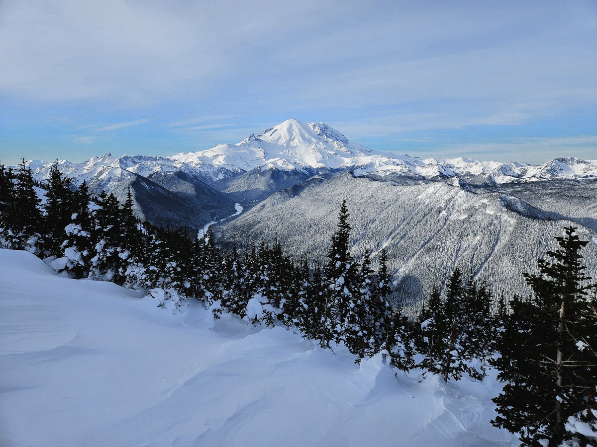 DarykChilds's tweet photo. 旦那とSki day in Washington! 

家から２時間以内のスキー場。めっちゃ寒かったけど、レーニア山がとてもきれいだった！

#gaycouples #同性結婚 #同性婚 #夫夫 #国際ゲイカップル #ゲイカップル #ゲイ #tokyogay #東京ゲイ #同性愛 #husbands #gaymarried #lovewins #gaymarriage #menwhomarry https://t.co/vIhrhaNu3U