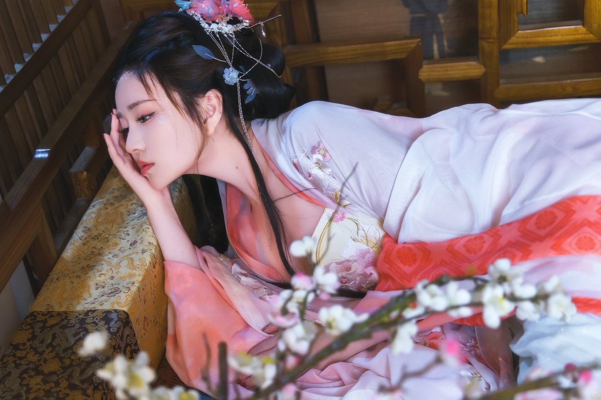 海榴花半吐，绣帘高卷。
整顿朱弦，奏霓裳初遍，音清意远。
汉服私房写真《霓裳》套图上新，开始预购，预览入群可看
The Hanfu "Nishang" set of pictures has been updated and pre ordered. Preview and join the group for viewing.
#年年nnian   #汉服写真   #纯欲  #反差少女   #中国风  #性感私房  #古风写真