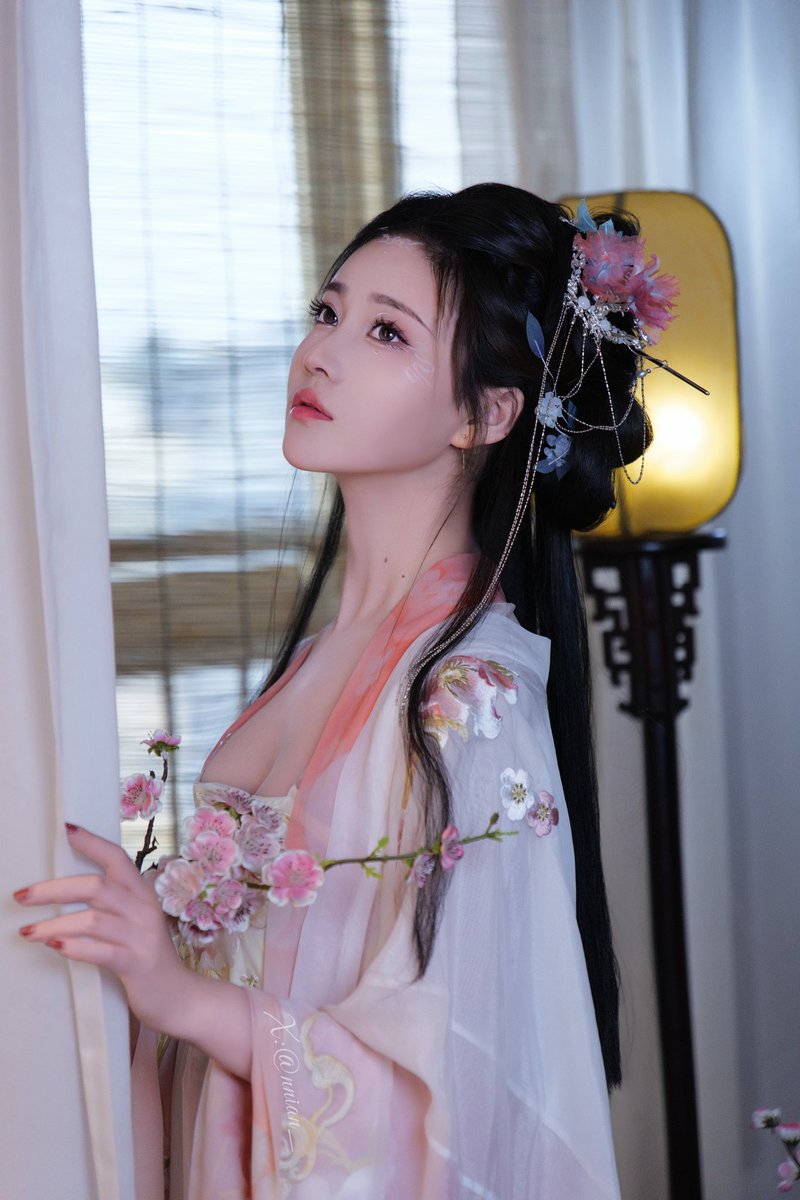 海榴花半吐，绣帘高卷。
整顿朱弦，奏霓裳初遍，音清意远。
汉服私房写真《霓裳》套图上新，开始预购，预览入群可看
The Hanfu "Nishang" set of pictures has been updated and pre ordered. Preview and join the group for viewing.
#年年nnian   #汉服写真   #纯欲  #反差少女   #中国风  #性感私房  #古风写真