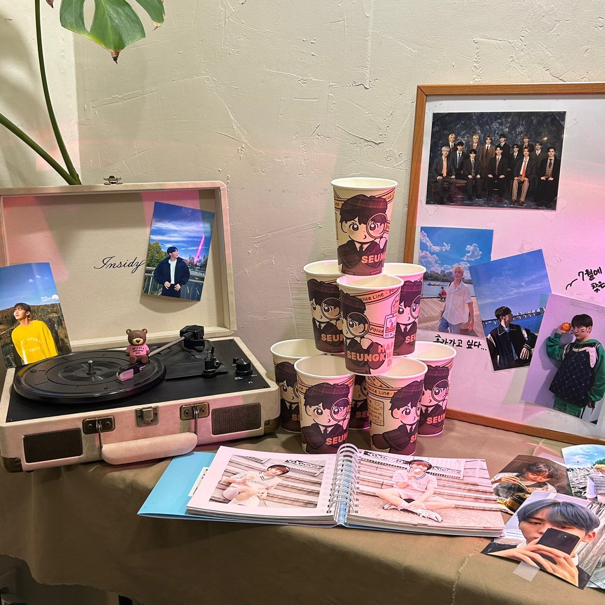 Find_with_Boo's tweet photo. 𝗗𝗔𝗬 𝟯 𝗢𝗣𝗘𝗡 ♡ 
𝗦𝗘𝗨𝗡𝗚𝗞𝗪𝗔𝗡 𝗗𝗔𝗬

추가적인 안내사항은 타래에 이어집니다.
방문 시 참고 바랍니다 ◡̎

* 정리를 위해 오늘(16일)은 오후 6시까지 영업합니다.

#사라진_귤을_찾아서
#탐정님_찾을_순_있는거죠

#승관이는_우리의_숨이니까_생일축하해 https://t.co/Z3OpkqNK8D